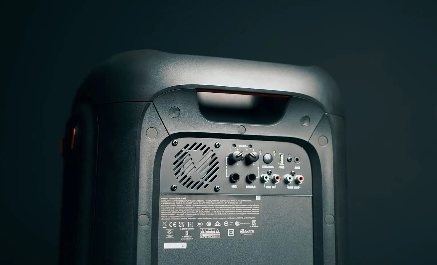 jbl-partybox-1000-lifestyle-4-1